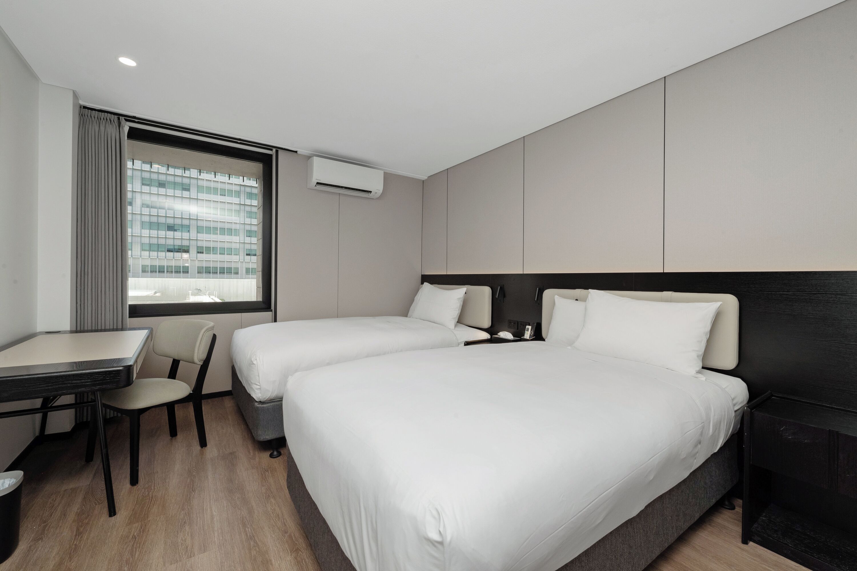 Habitación estándar, 2 camas matrimoniales | 1 habitación, escritorio, tabla de planchar con plancha y wifi gratis 