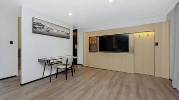 Deluxe-Studiosuite | Wohnbereich | LCD-Fernseher, DVD-Player