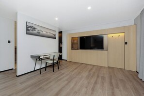 Deluxe Studio Suite | Living area