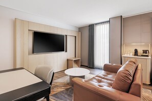 1 kamar tidur, meja kerja, setrika/meja setrika, dan Wi-Fi gratis