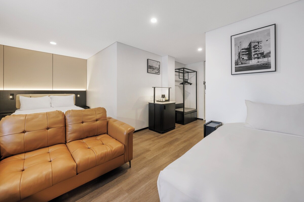 Habitación Premium, 1 cama Queen size | 1 habitación, escritorio, tabla de planchar con plancha y wifi gratis 
