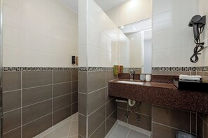 Deluxe Studio Suite | Bathroom | Free toiletries, hair dryer, towels - Madison Plaza Townsville (Townsville)