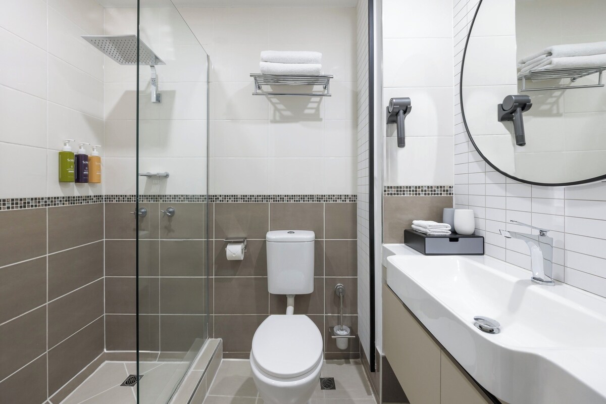 1 bedroom, desk, iron/ironing board, WiFi (free)