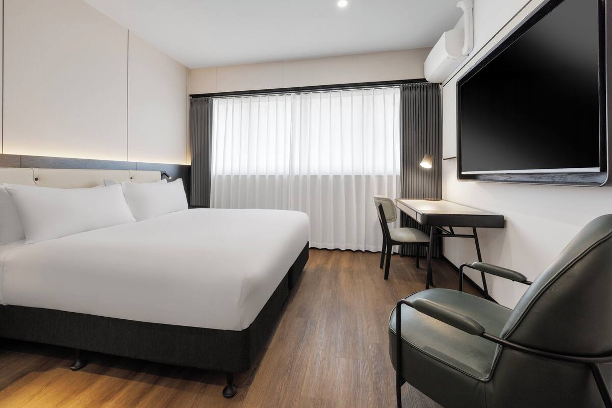 Premium Room, 1 King Bed | 1 bedroom, desk, iron/ironing board, free WiFi