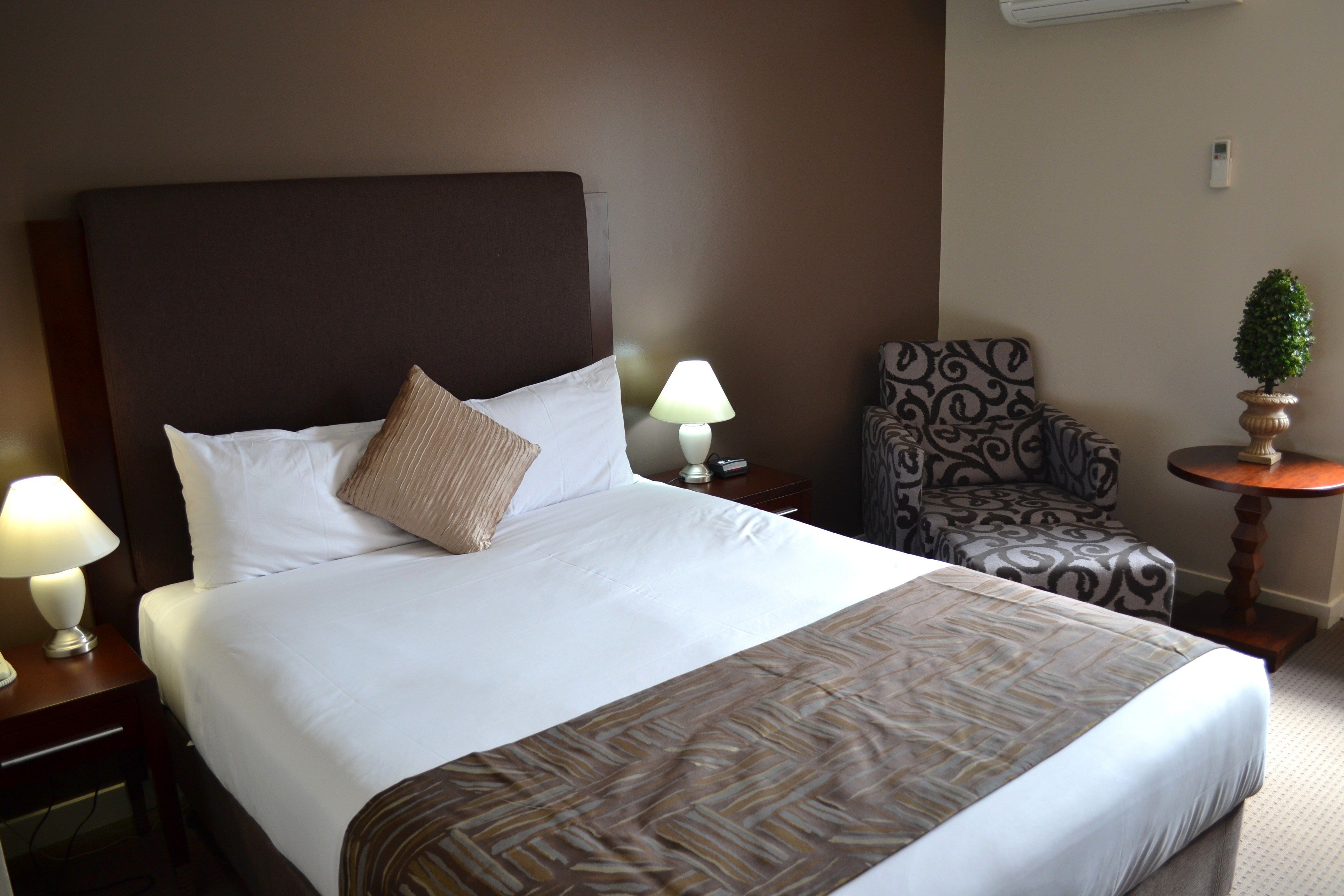 executive queen room | 1 bedroom, desk, iron/ironing board, cots/infant beds