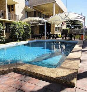 BBQ/picnic area - Ryde Inn (Ryde)