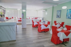 Aamiainen ja illallinen, näkymät uima-altaalle