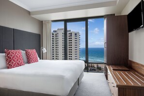 Hotel Deluxe Ocean Studio  | In-room safe, individually furnished, desk, iron/ironing board