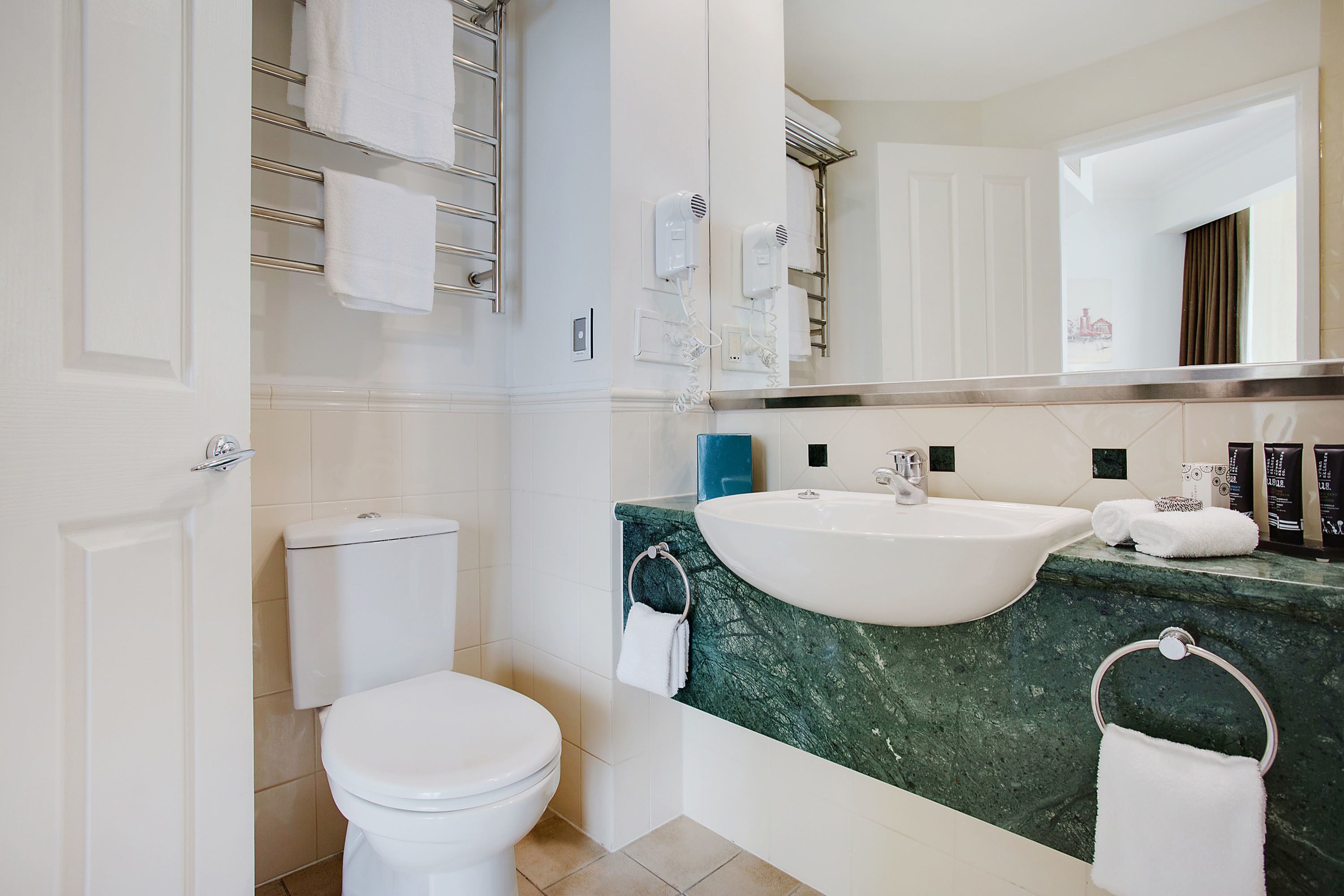 combined shower/bathtub, hair dryer, towels