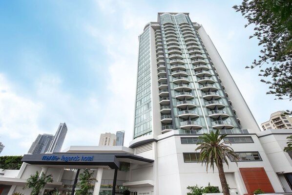Un hôtel de grande hauteur au design moderne, doté de nombreux balcons et d’une enseigne bien visible indiquant « Maria Legends Hotel ».