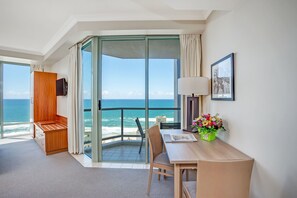 Hotel Deluxe Ocean Studio  | In-room safe, individually furnished, desk, iron/ironing board