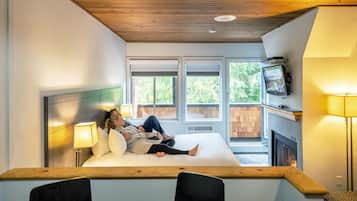 Deluxe Room, 1 Queen Bed | Hypo-allergenic bedding, iron/ironing board, free WiFi, bed sheets