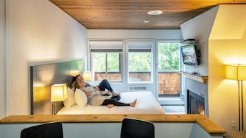 Deluxe Room, 1 Queen Bed | Hypo-allergenic bedding, iron/ironing board, free WiFi, bed sheets