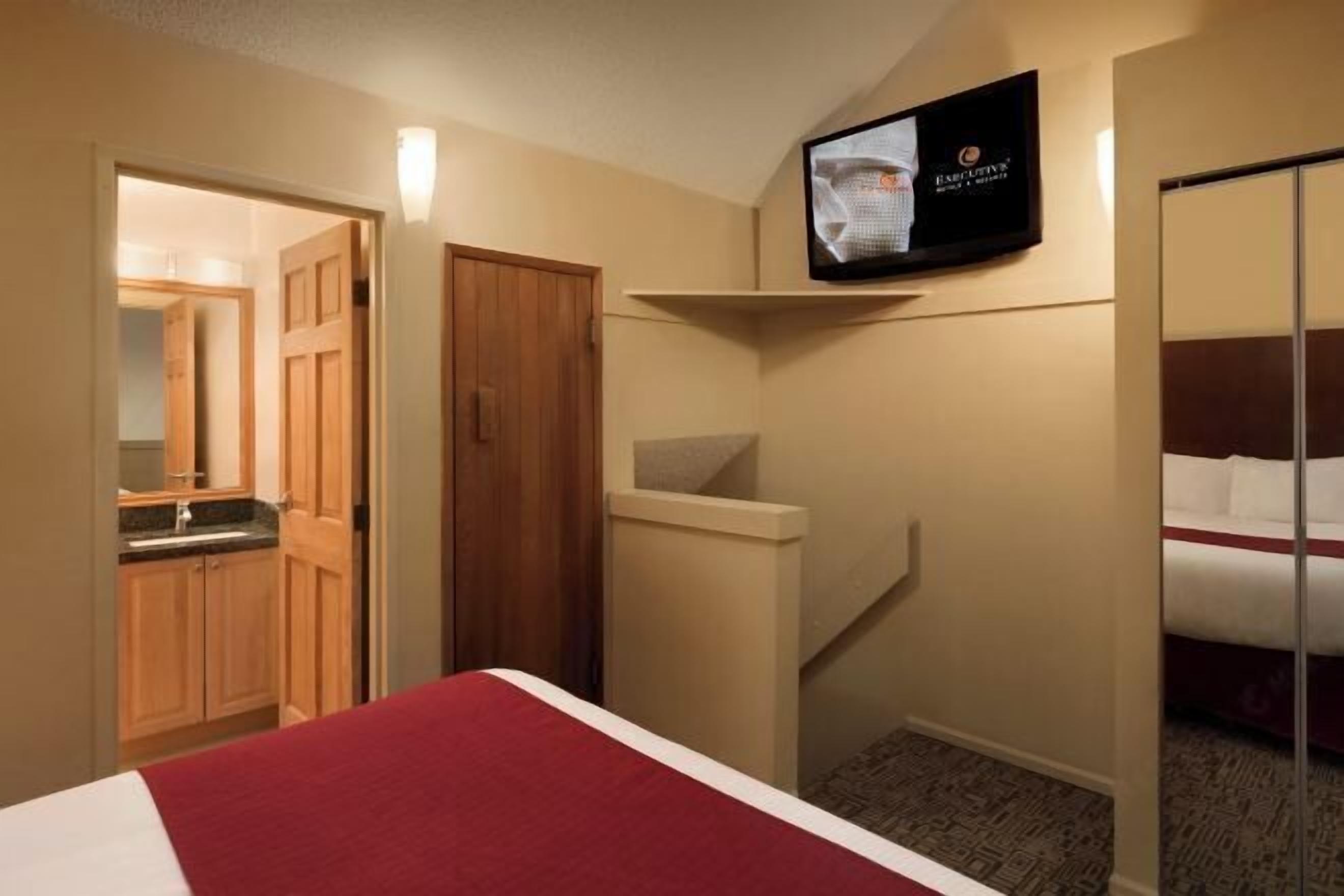 Hypo-allergenic bedding, iron/ironing board, free WiFi, bed sheets