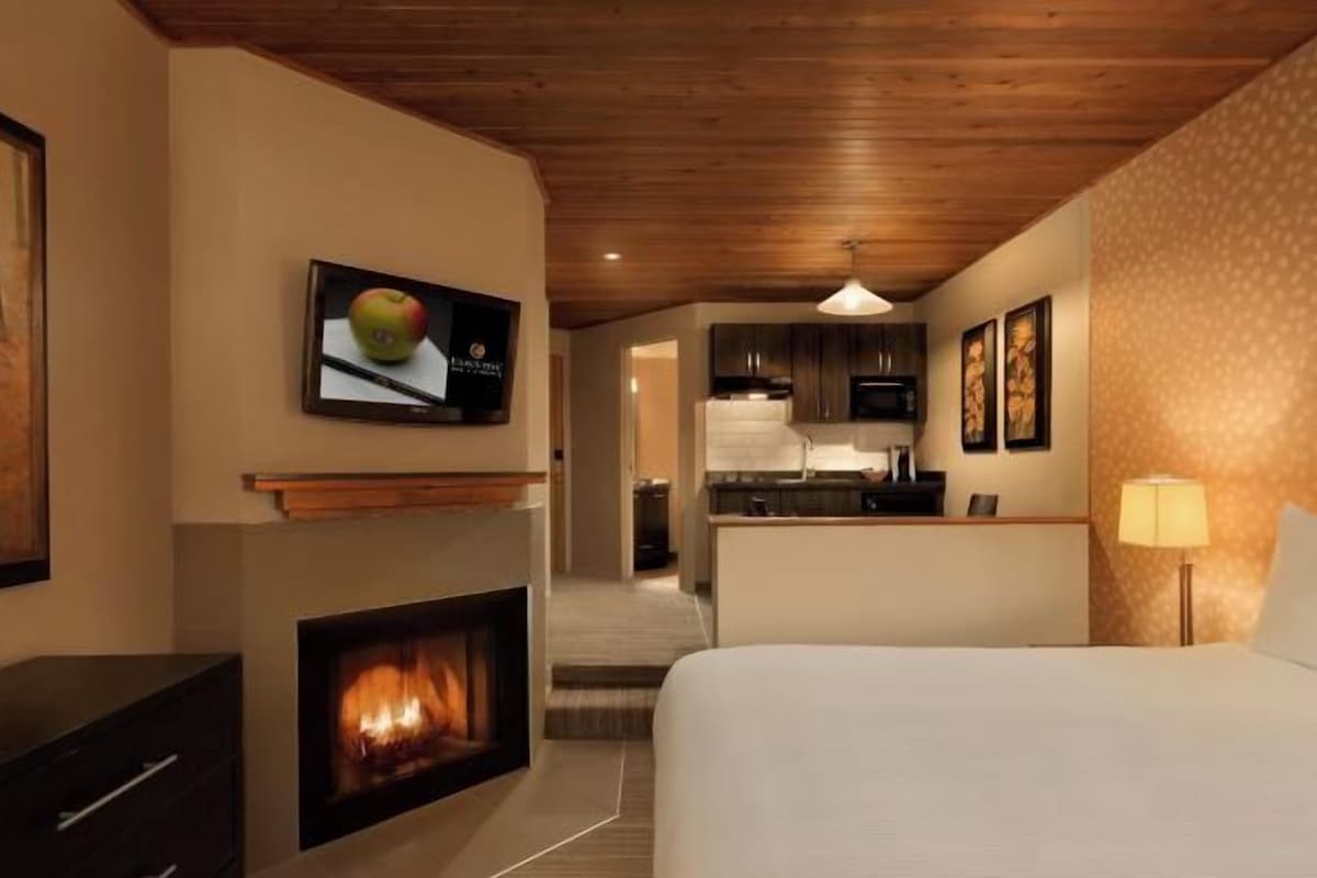 Deluxe Room 1 Queen - 330 sqft