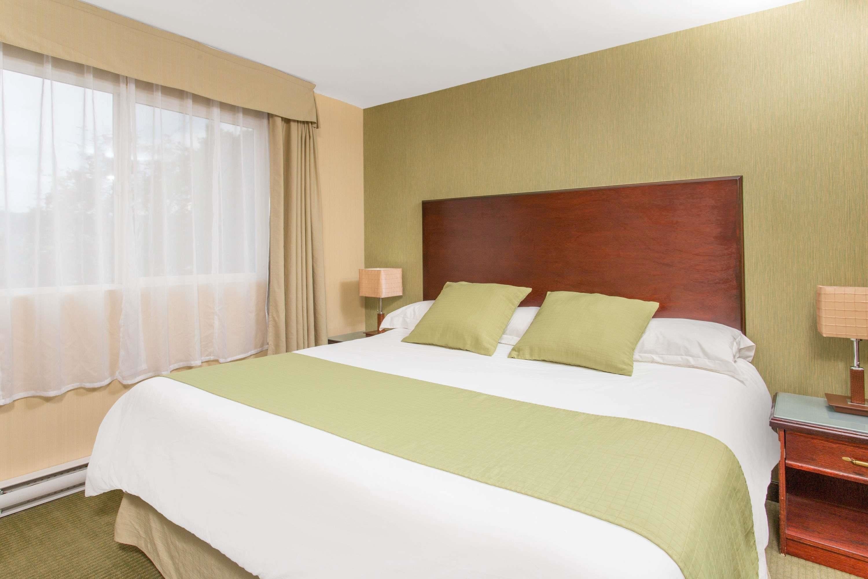 Bureau, fer et planche à repasser, lits pliants/supplémentaires