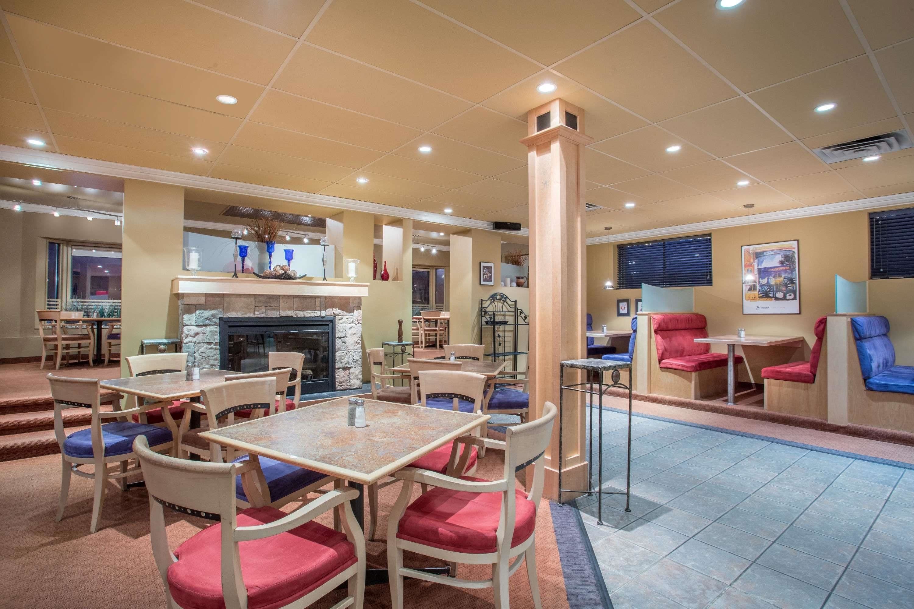 2 restaurants, lunch, dinner served; American cuisine