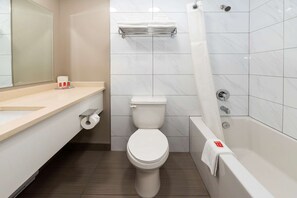 Chambre, 2 grands lits, non-fumeur (Efficiency, Upgrade) | Salle de bain | Ensemble baignoire-douche, articles de toilette (gratuits)