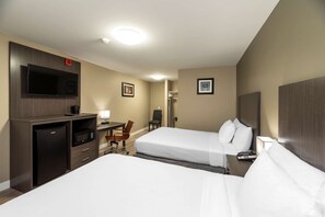 Quarto, 2 camas Queen, para não fumantes (Efficiency, Upgrade) | Escrivaninha, cortinas blackout, ferros/tábuas de passar roupa