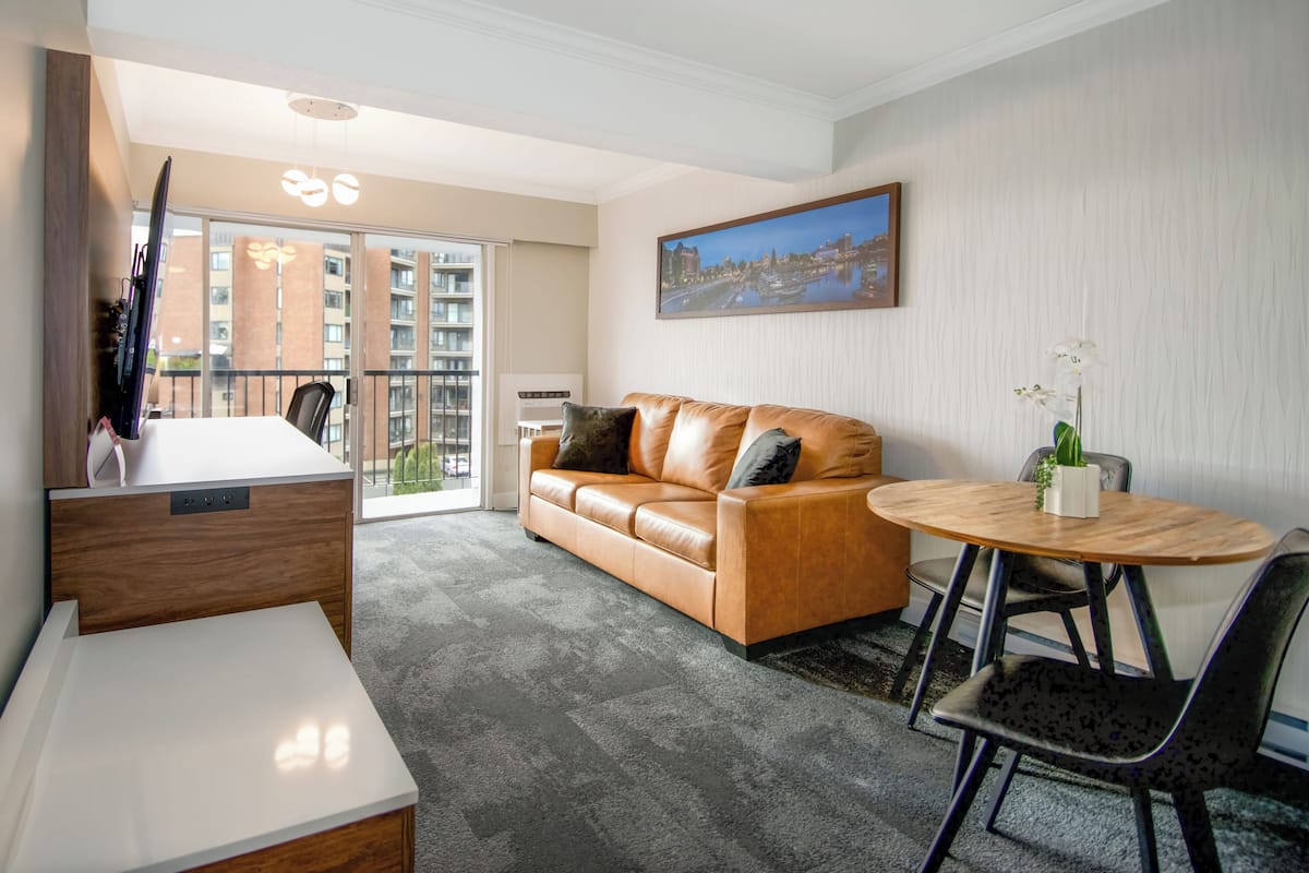 Suite, 1 King Bed, Non Smoking (Upgrade) | Living area