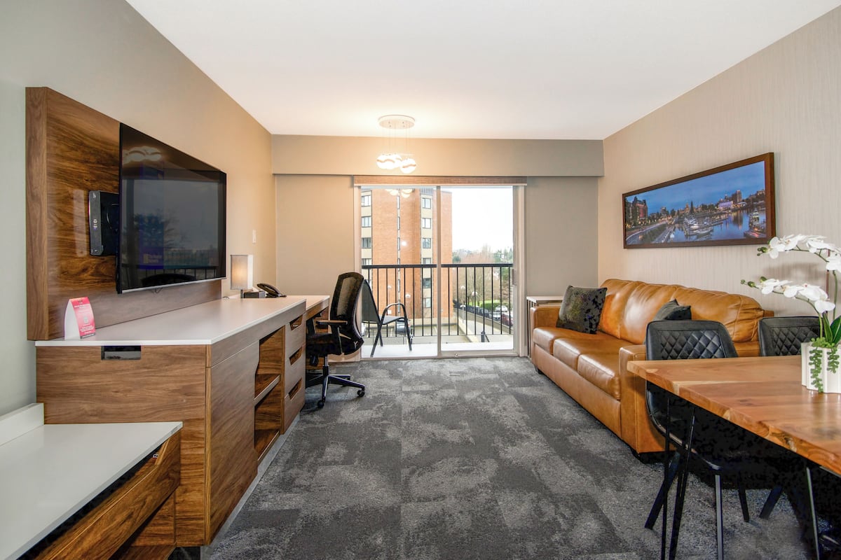 Suite, 2 Queen Beds, Non Smoking | Living area