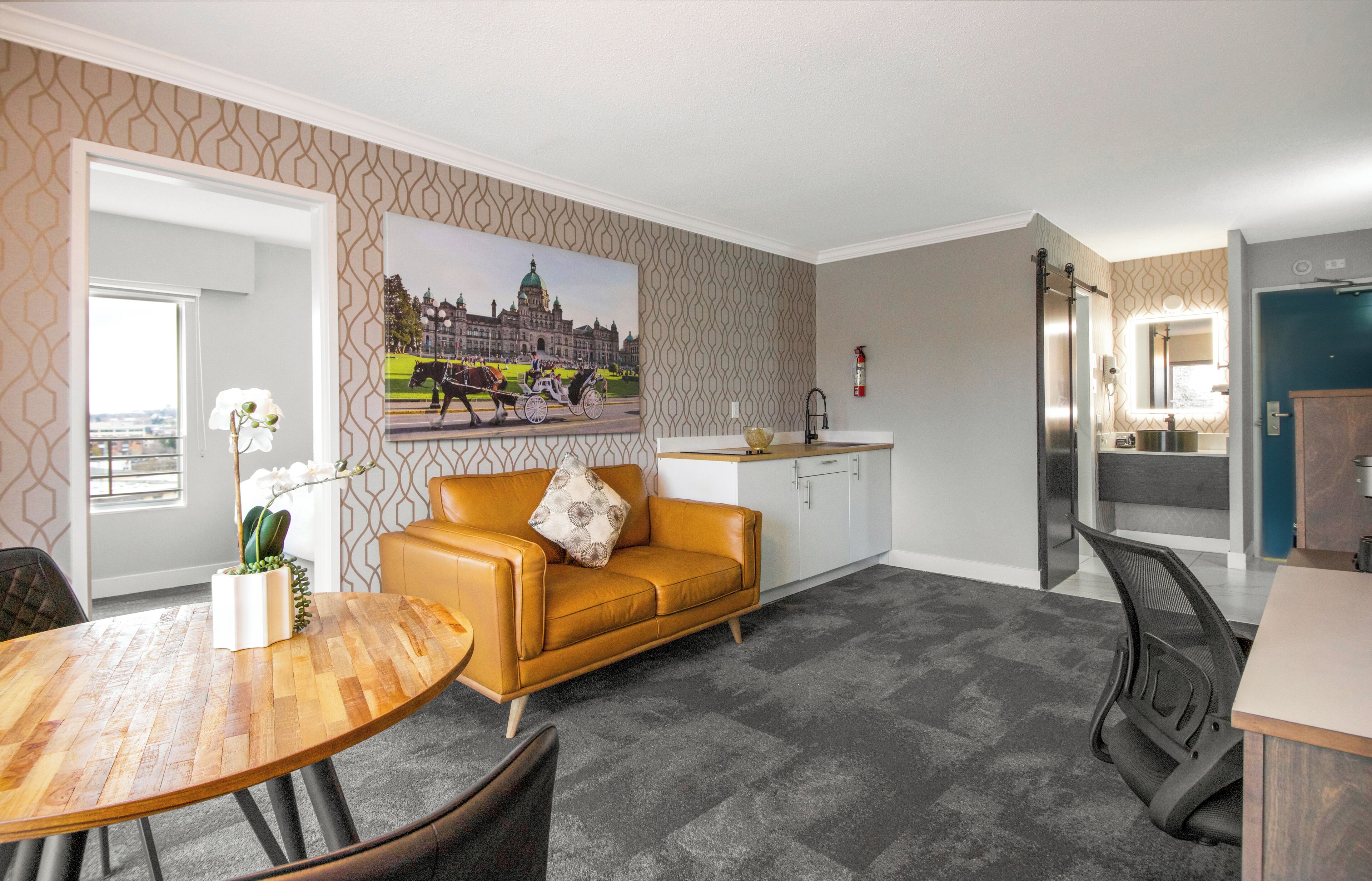 Deluxe Suite, 1 Queen Bed, Non Smoking | Living area