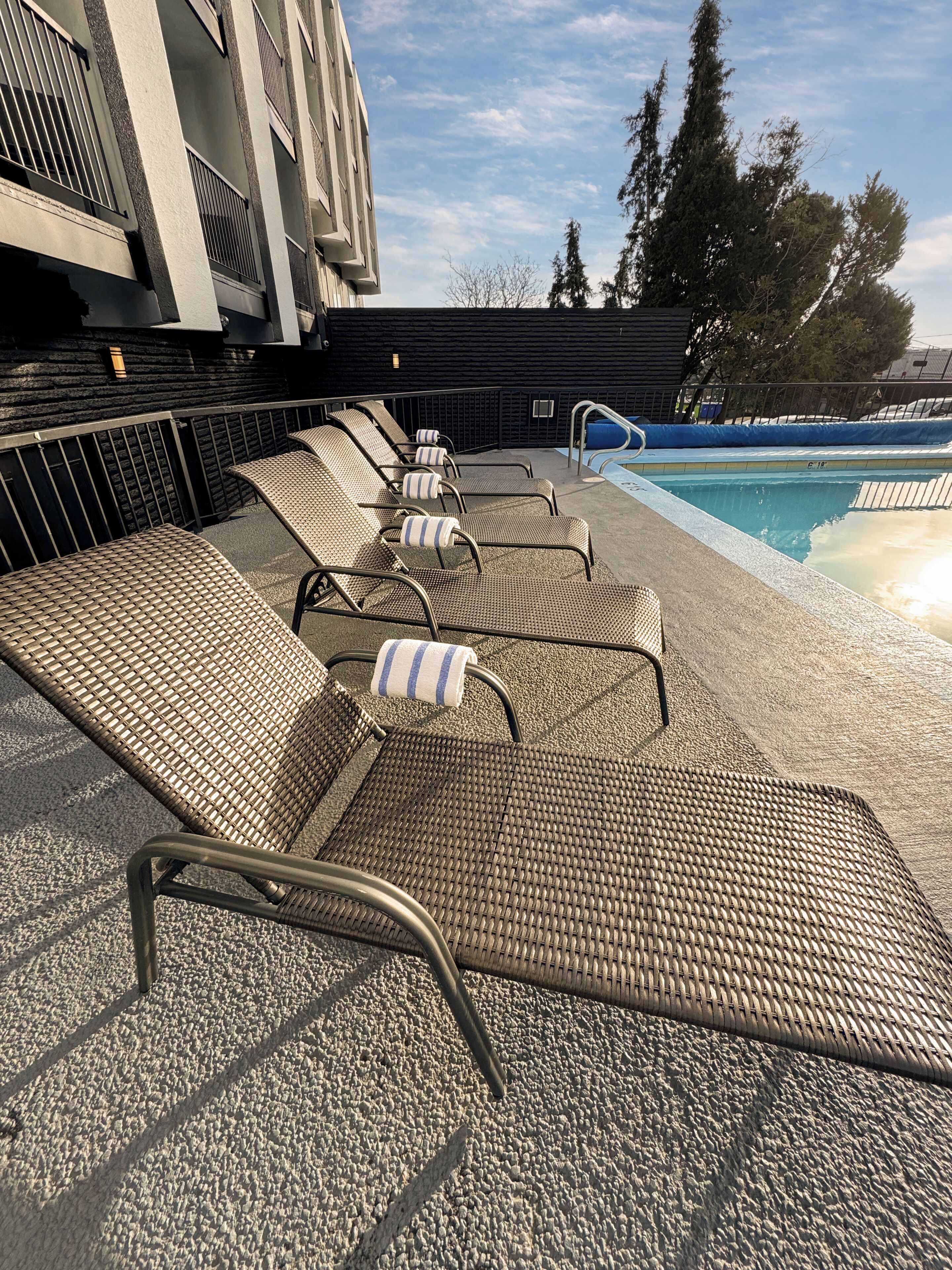 Una piscina al aire libre de temporada (de 09:00 a 19:00), sombrillas