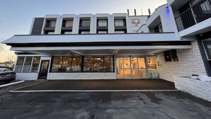 A modern building with a flat roof, large windows, and a spacious entrance area. - The Vic, an Ascend Collection Hotel (Victoria)