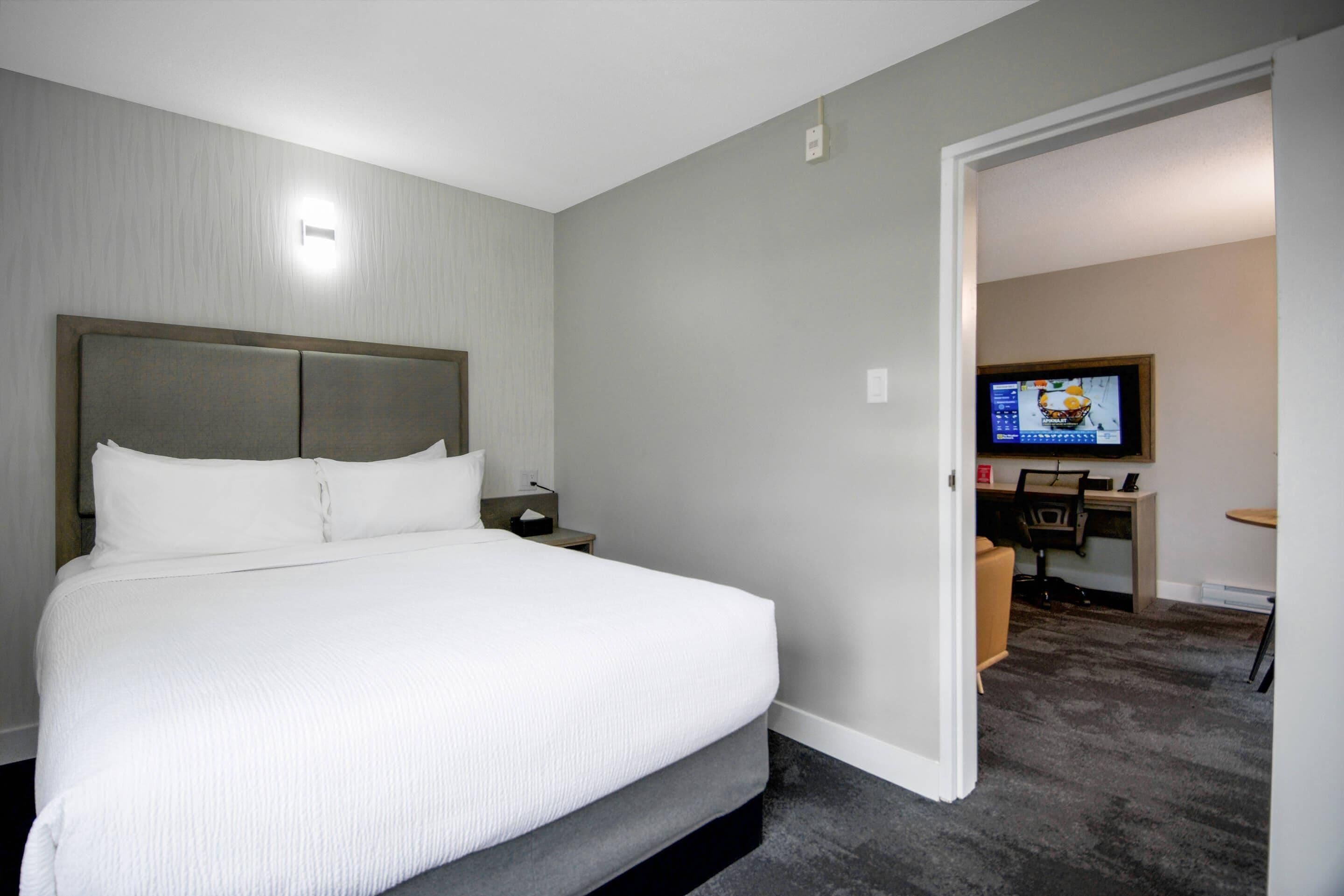 Deluxe Suite, 1 Queen Bed, Non Smoking | Premium bedding, individually decorated, individually furnished, desk