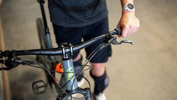 Ein Detailaufnahme von einem Fahrradlenker mit daran befestigter Trinkflasche.