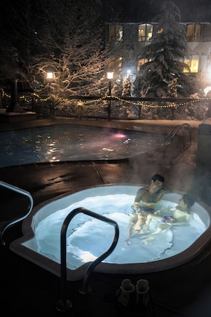 Outdoor spa tub - Whistler Village Inn And Suites (Whistler)