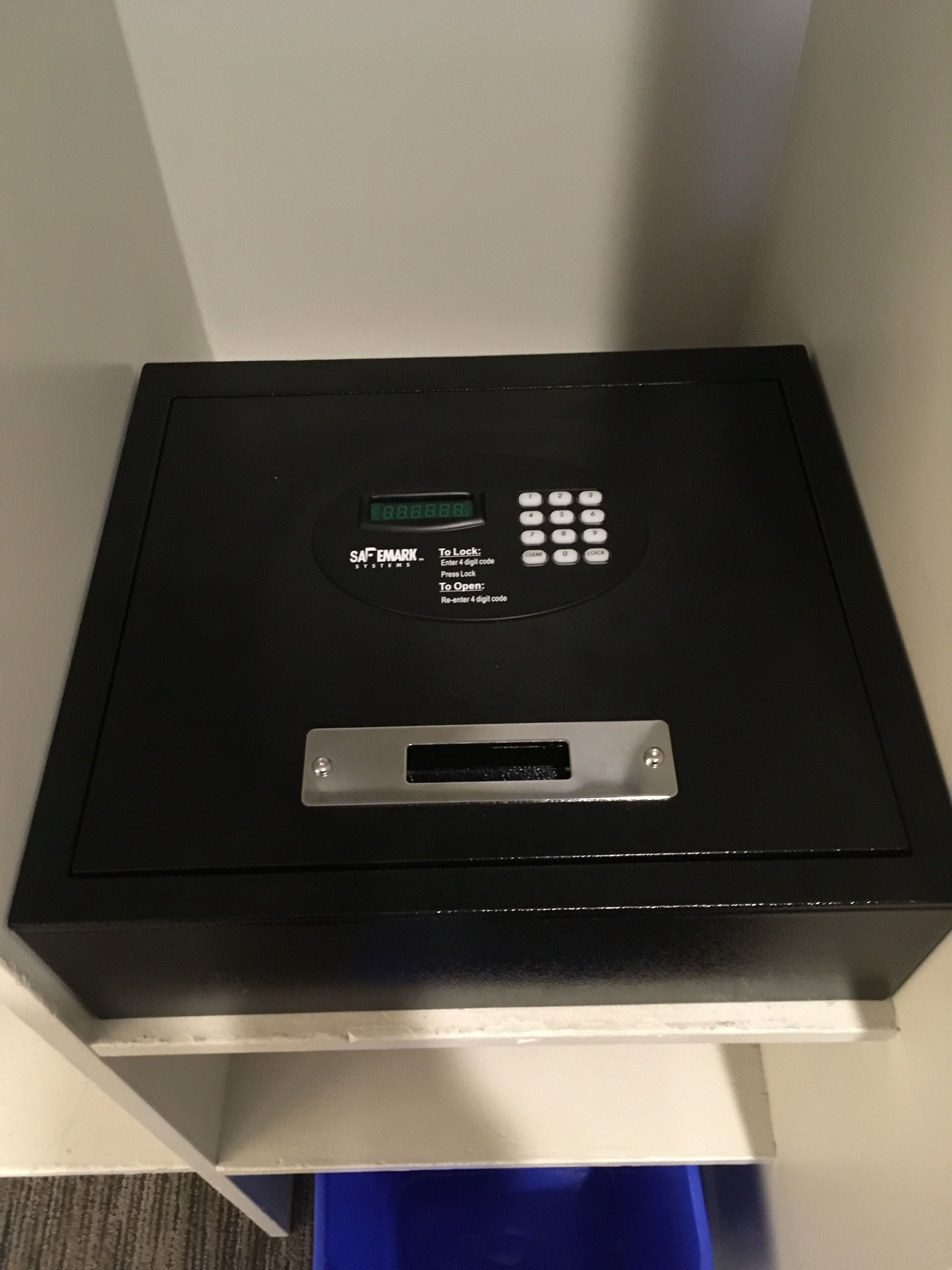Ein schwarzer Tresor mit digitaler Tastatur und Bildschirm.