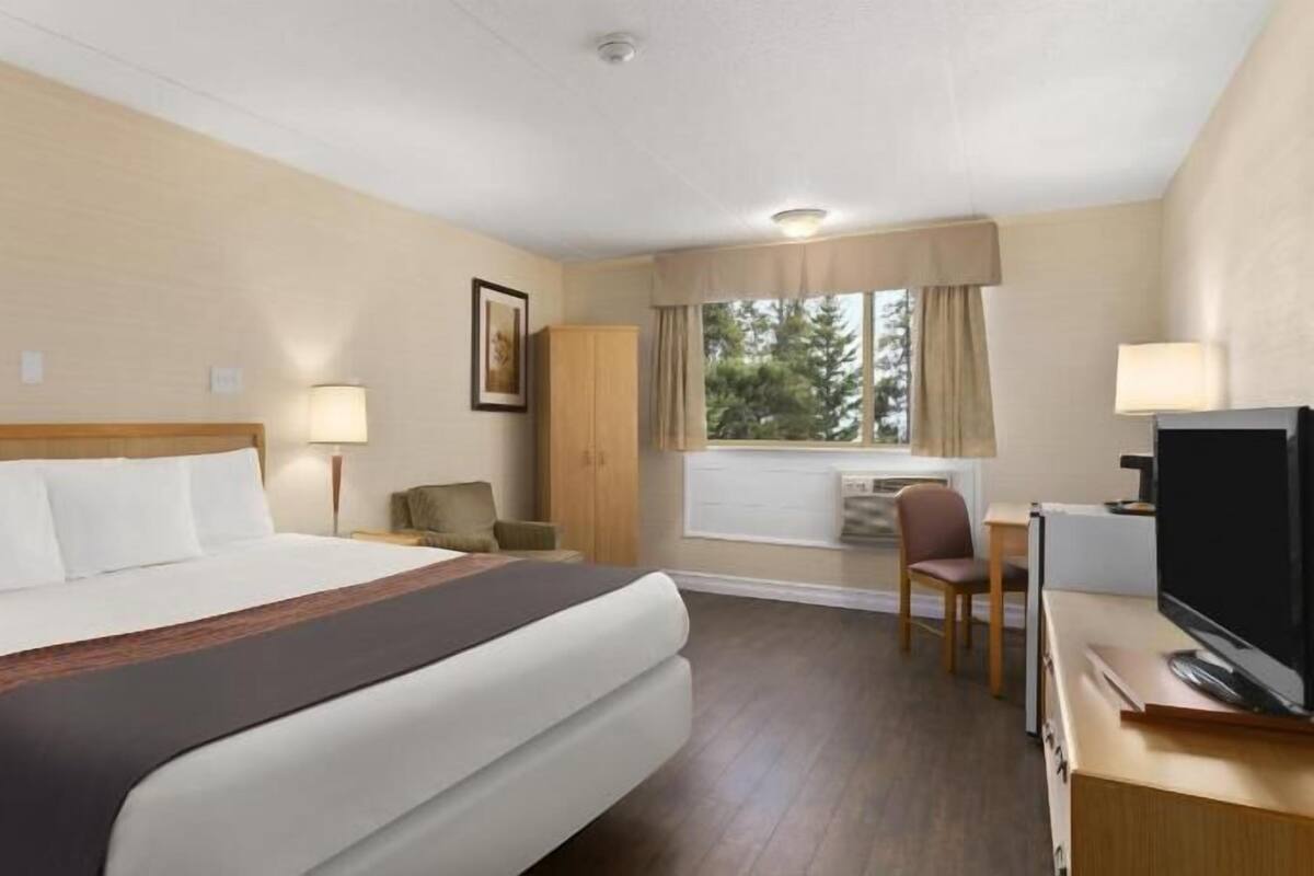 Desk, free cribs/infant beds, rollaway beds, free WiFi