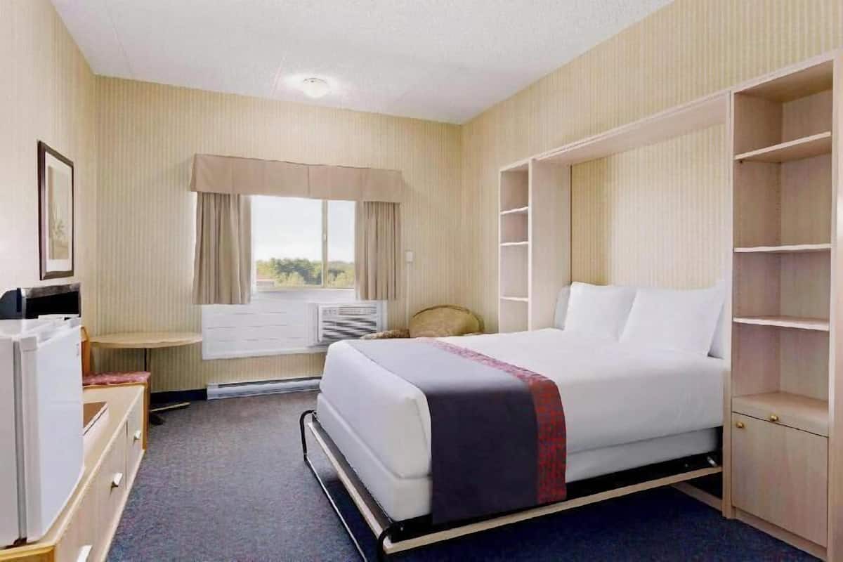 Desk, free cribs/infant beds, rollaway beds, free WiFi