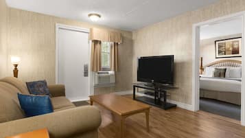 Suite, 1 King Bed, Non Smoking (One-Bedroom) | Desk, free cribs/infant beds, rollaway beds, free WiFi