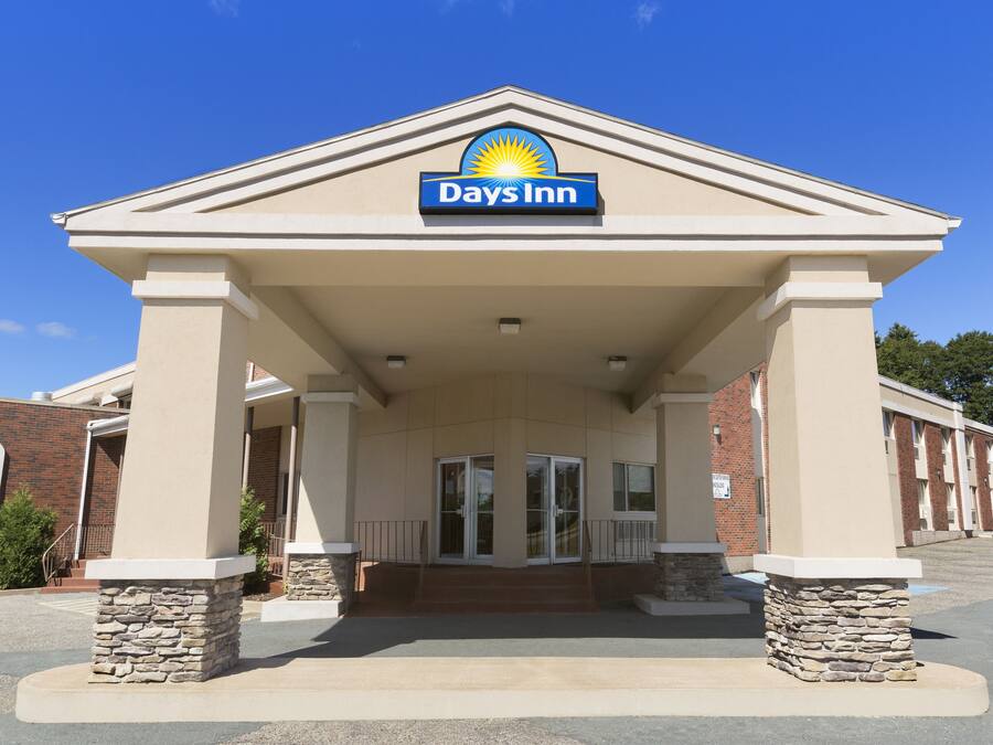 A Days Inn building with a prominent sign, a covered entrance, and a brick facade.