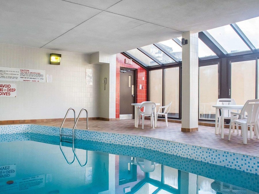 Una piscina cubierta