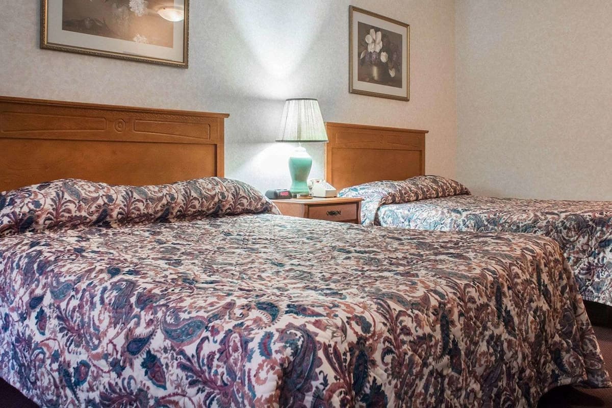 Habitación estándar, 2 camas Queen size, para no fumadores | Escritorio, tabla de planchar con plancha y cunas gratuitas 