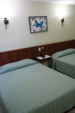 Tabla de planchar con plancha, wifi gratis y ropa de cama 