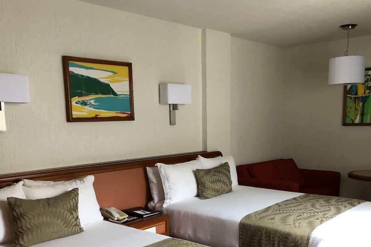 1 Schlafzimmer, hochwertige Bettwaren, Schreibtisch
