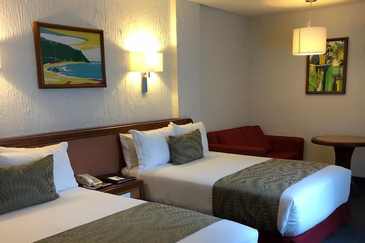1 Schlafzimmer, hochwertige Bettwaren, Schreibtisch