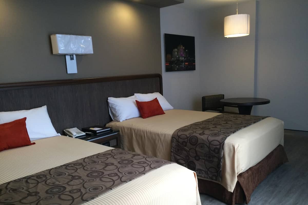 1 Schlafzimmer, hochwertige Bettwaren, Schreibtisch
