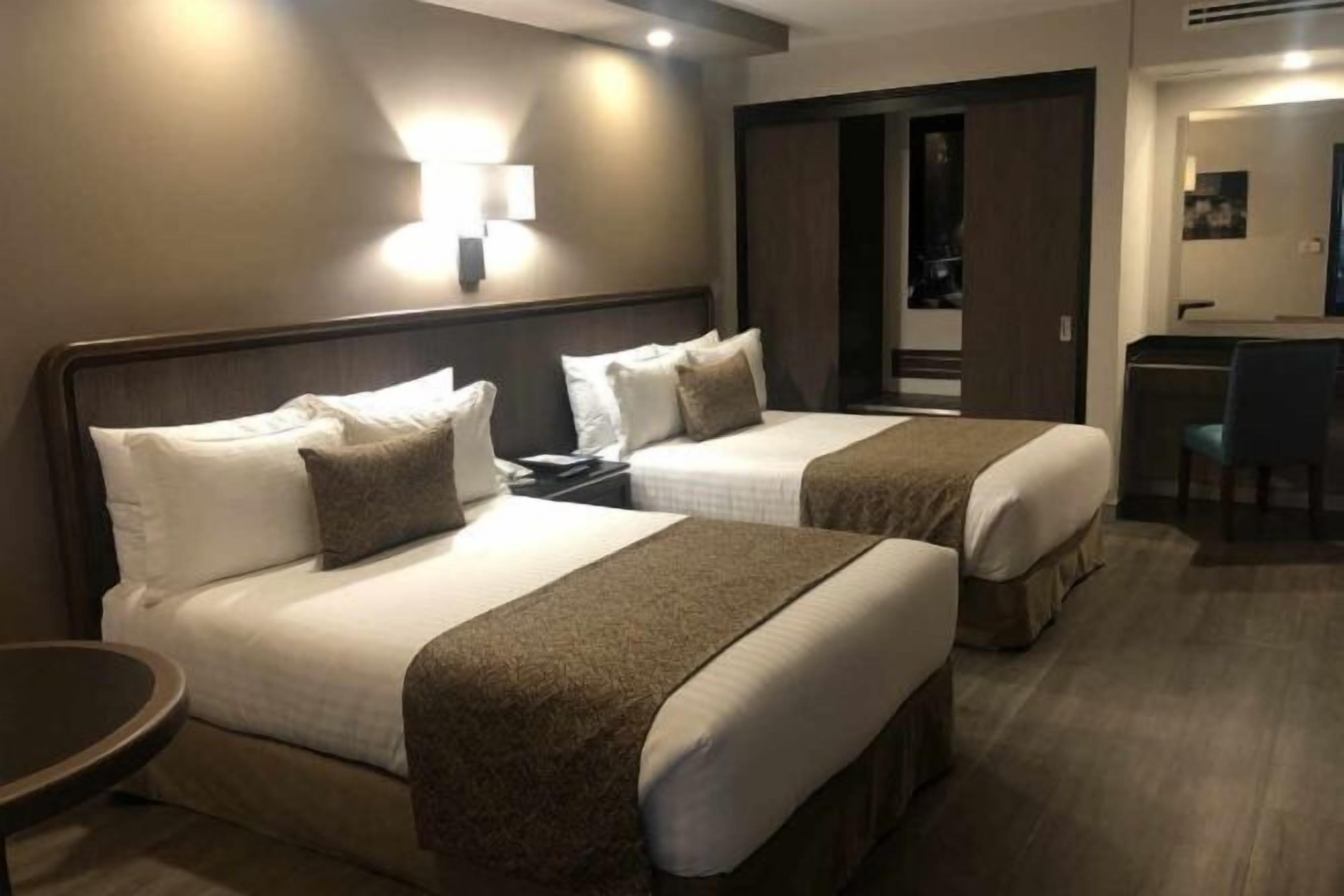 Premium bedding, desk, iron/ironing board, free WiFi