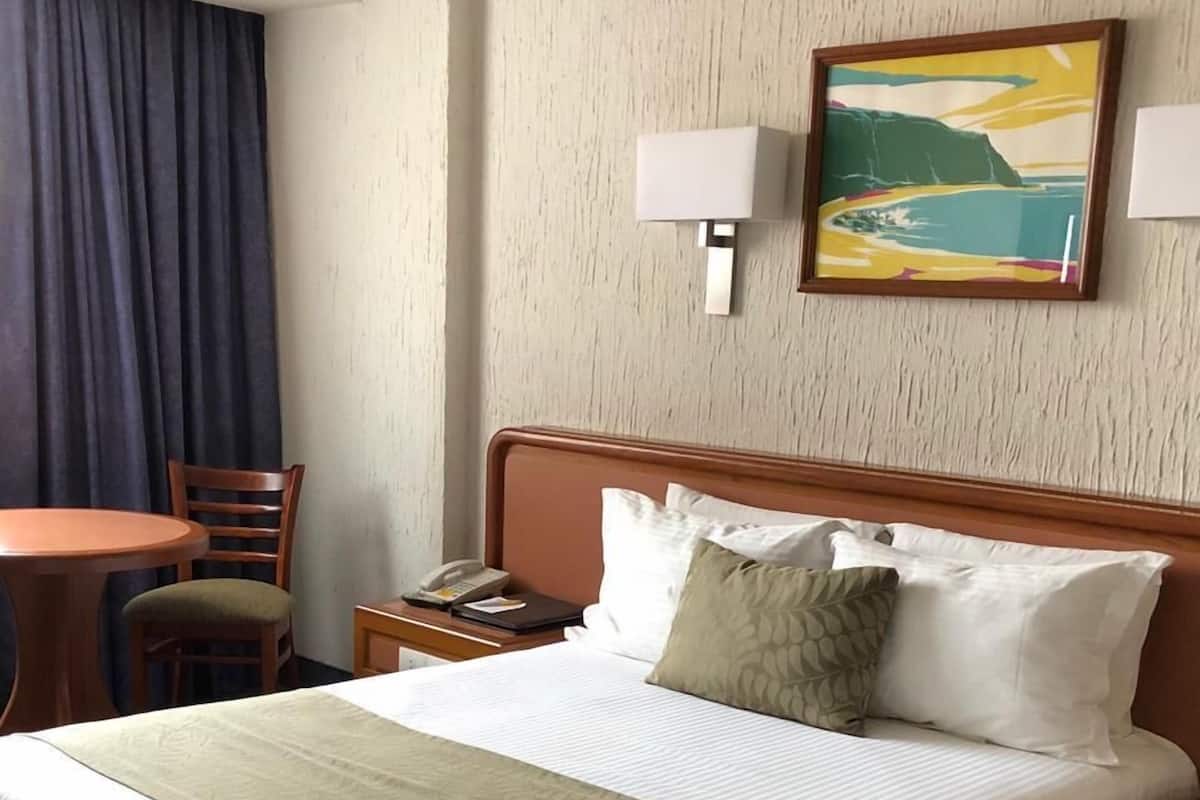 1 Schlafzimmer, hochwertige Bettwaren, Schreibtisch