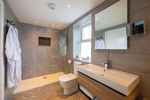 Deluxe Double or Twin Room | Bathroom | Combined shower/tub, free toiletries, hair dryer, towels