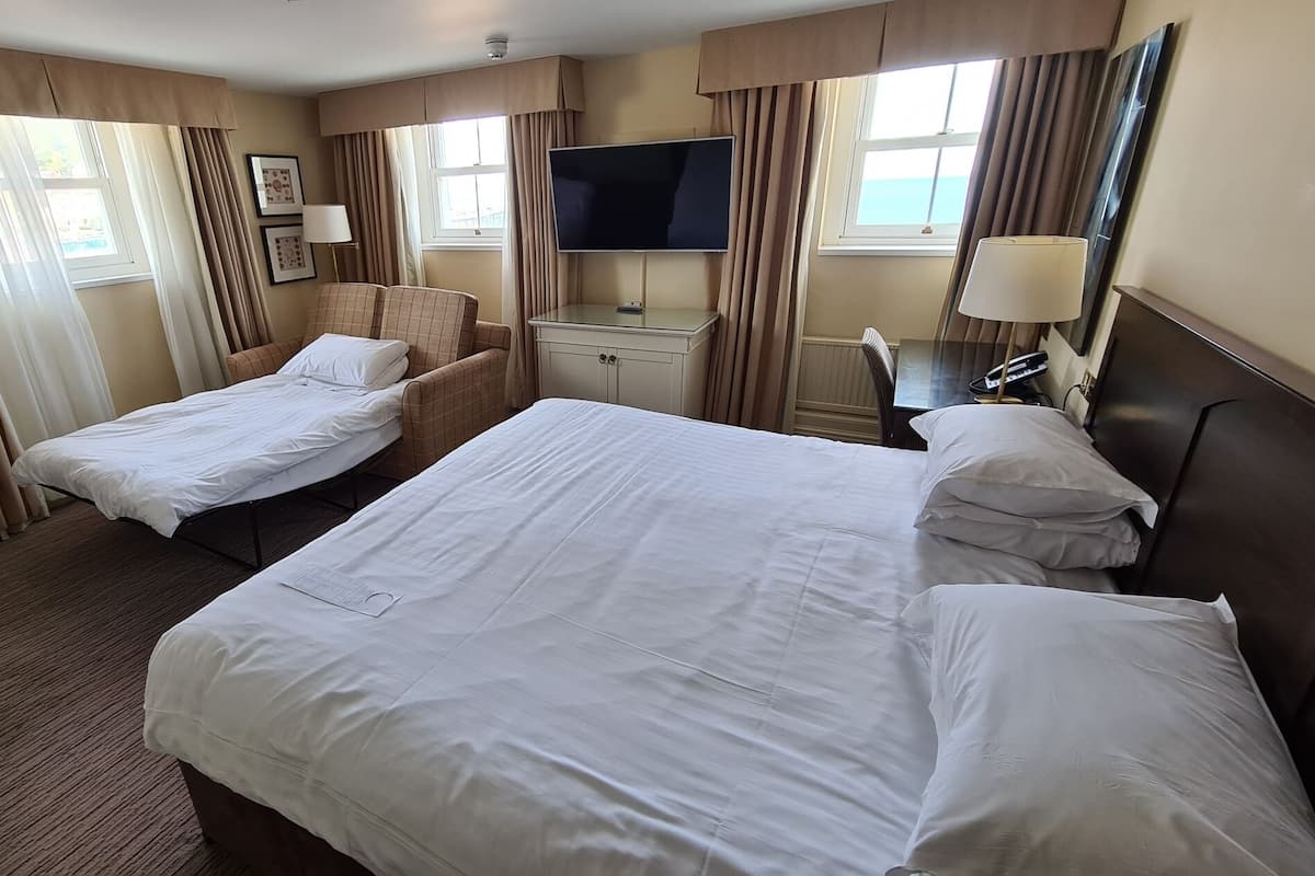 Chambre Double « Premier », vue partielle sur la mer