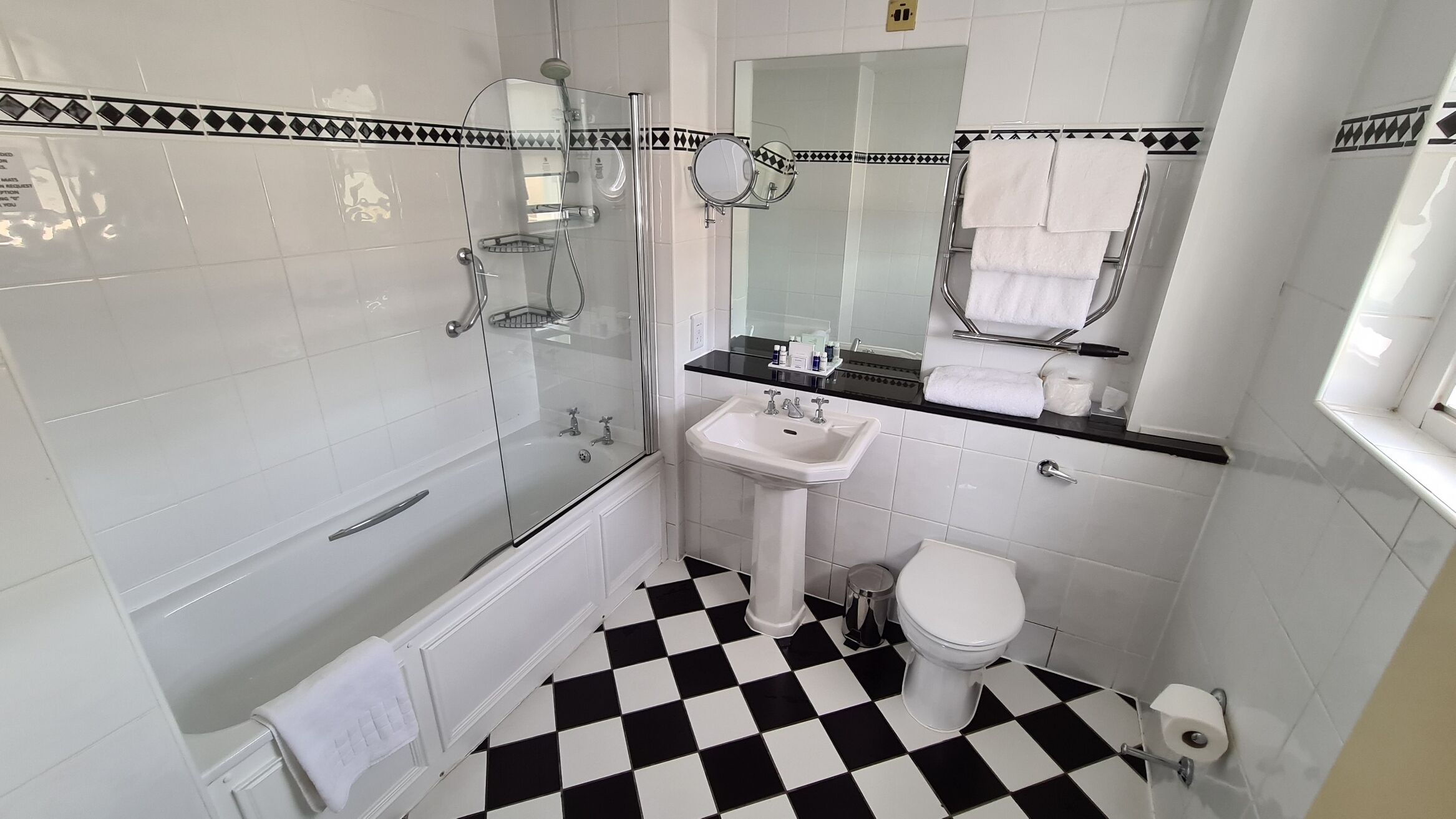 premier double room, partial sea view | bathroom | free toiletries, hair dryer, soap, shampoo