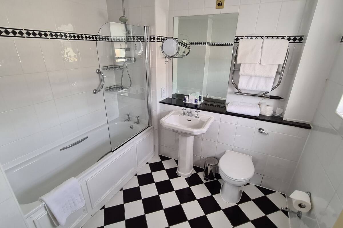 premier double room, partial sea view | bathroom | free toiletries, hair dryer, soap, shampoo