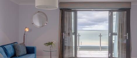 Habitació doble de luxe, balcó, vistes al mar | Roba de llit d'alta qualitat i decoració individual