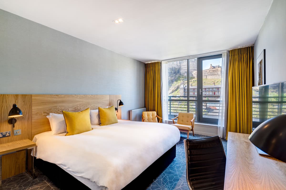 Castle View Deluxe Room with Balcony | Hypo-allergenic bedding, in-room safe, desk, iron/ironing board